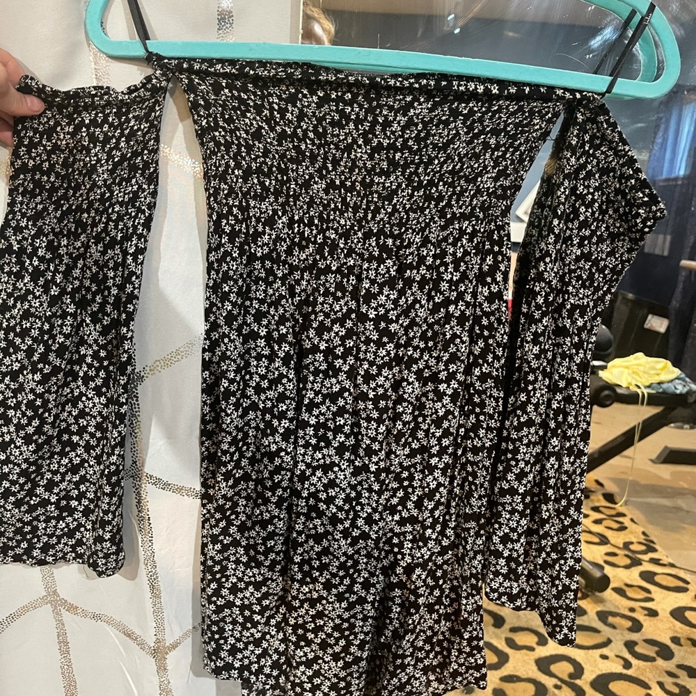 Black dress with white daisies - Picture 8 of 8